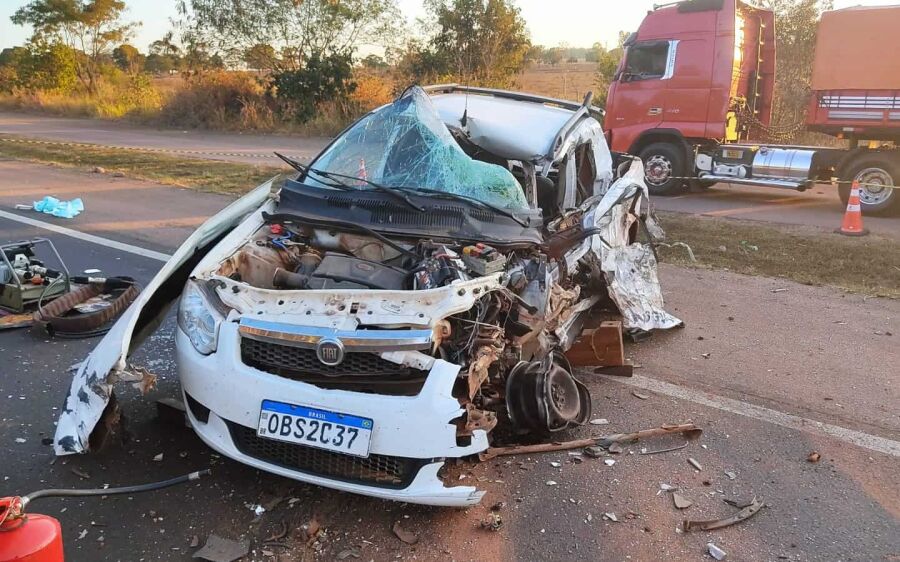 Homem morre após colisão entre caminhão e Fiat Strada na BR-163, em Rio Verde
