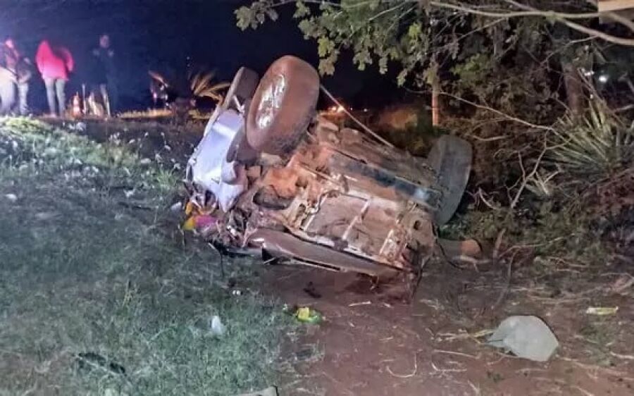 Motorista perde controle de Hilux, atropela ciclista e os dois morrem