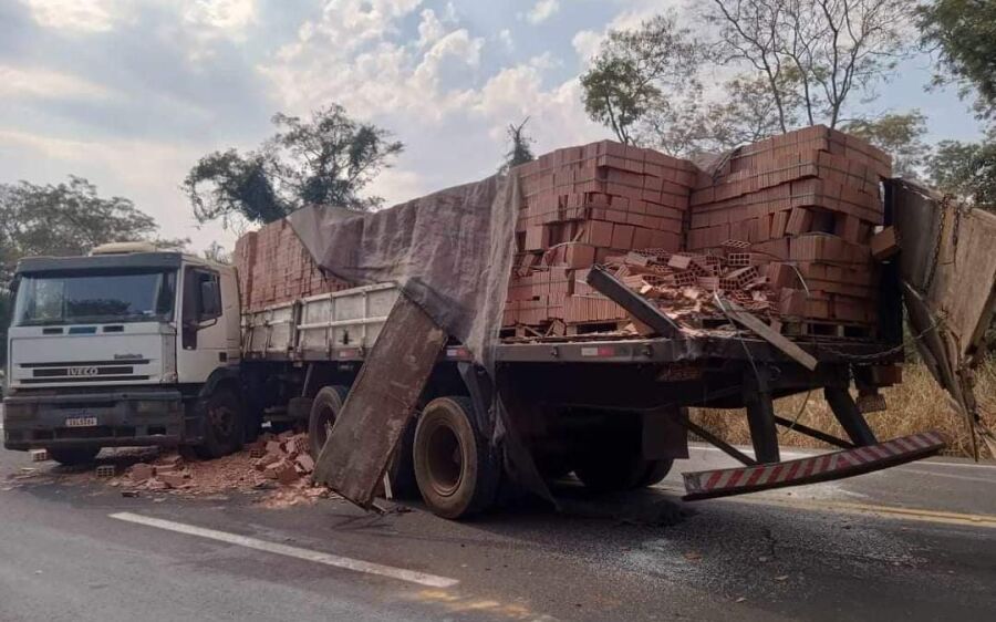 Acidente na BR-163 próximo a pererinha causa congestionamento, mas ninguém fica ferido