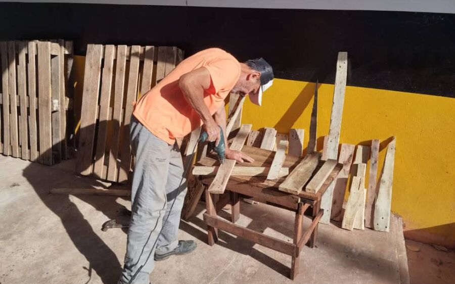 Móveis sustentáveis feitos em presídio de Coxim vão auxiliar projeto que atende mulheres artesãs
