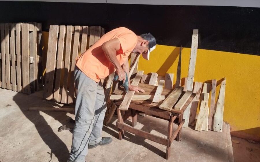 Móveis sustentáveis feitos em presídio de Coxim vão auxiliar projeto que atende mulheres artesãs