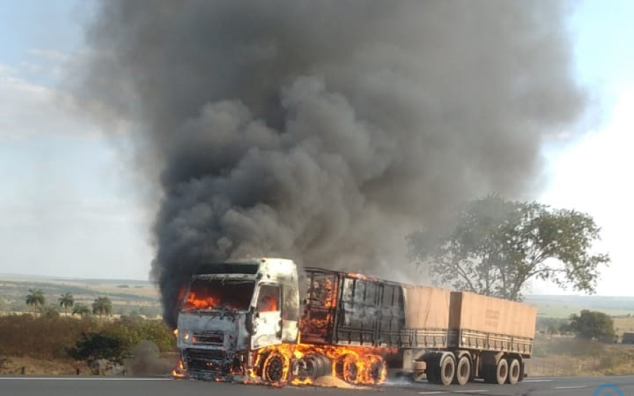 Carreta carregada com soja pega fogo e fica destruída, na MS-306 em Costa Rica