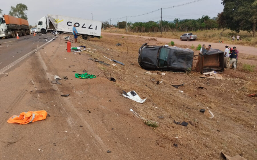 Camionete fica destruída em acidente com caminhão baú e carreta tanque em Coxim