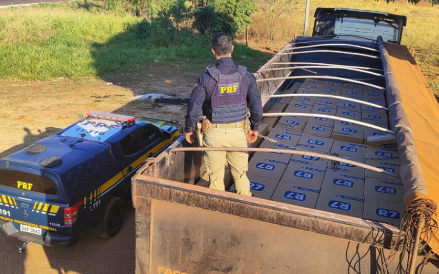 PRF apreende 250 mil maços de cigarros em Camapuã