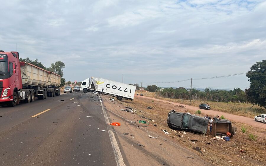 Colisão entre caminhões e caminhonete na BR-163 em Coxim