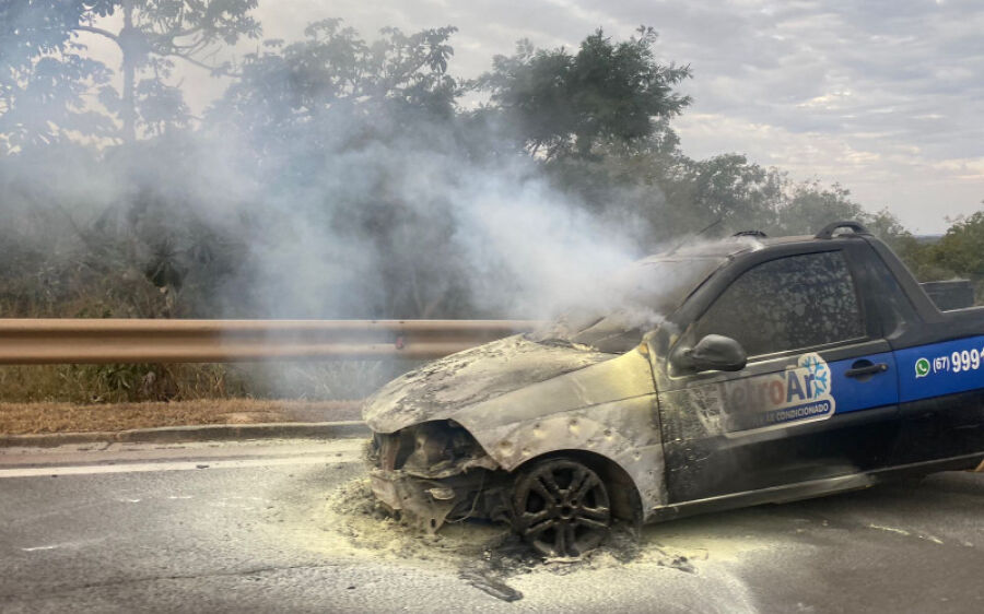 Saveiro é consumida pelo fogo na BR-163, entre Coxim e Rio Verde