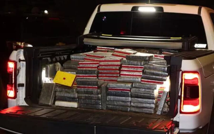 Polícia prende dupla e fecha depósito com 696 kg de cocaína