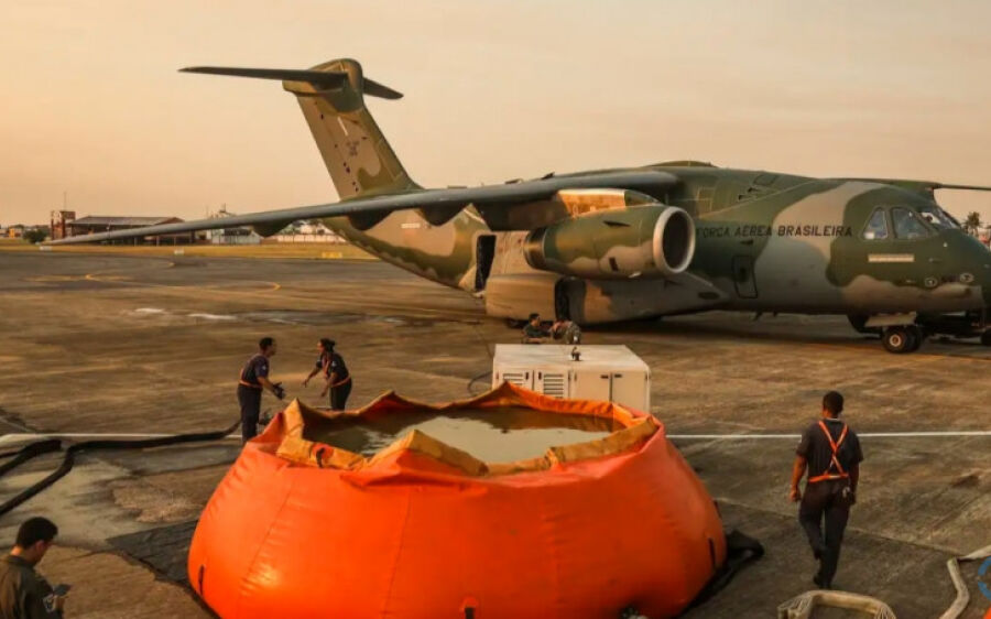 FAB lança 336 mil litros de água para combater incêndios no Pantanal