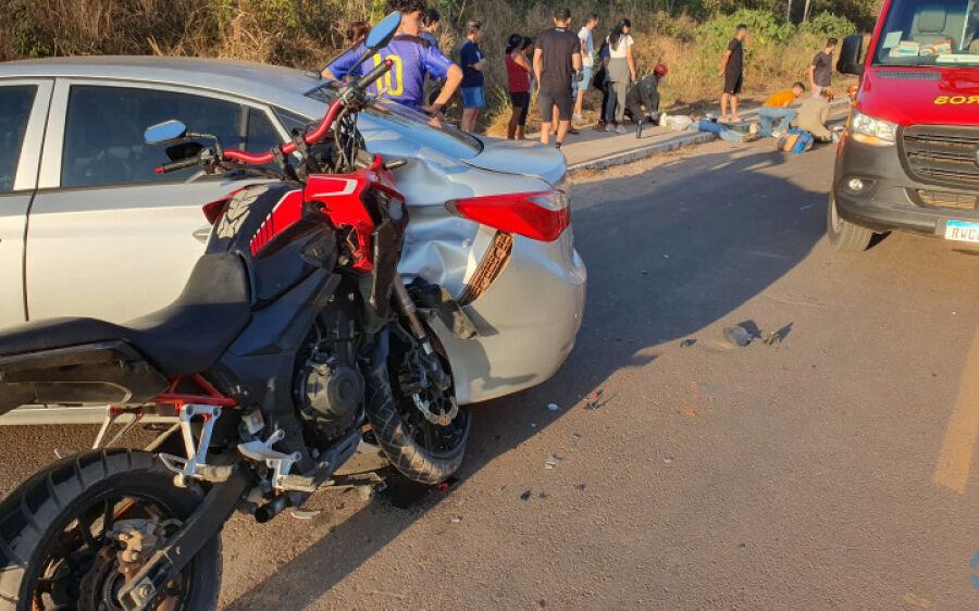 Jovens são arremessados por 15 metros em colisão entre moto e carro na estrada do Cristo