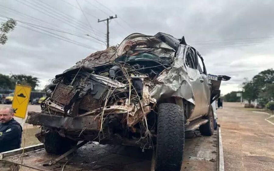 Em perseguição, traficante sai ileso de acidente que transformou Hilux em sucata
