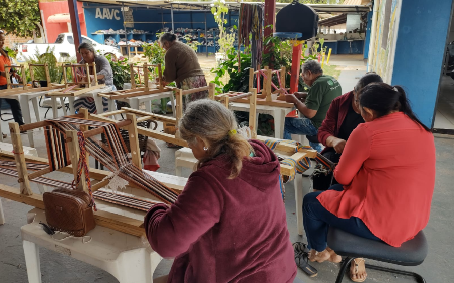 Para incentivar a geração de renda a partir da cultura, Sebrae ministra oficina de faixas pantaneira