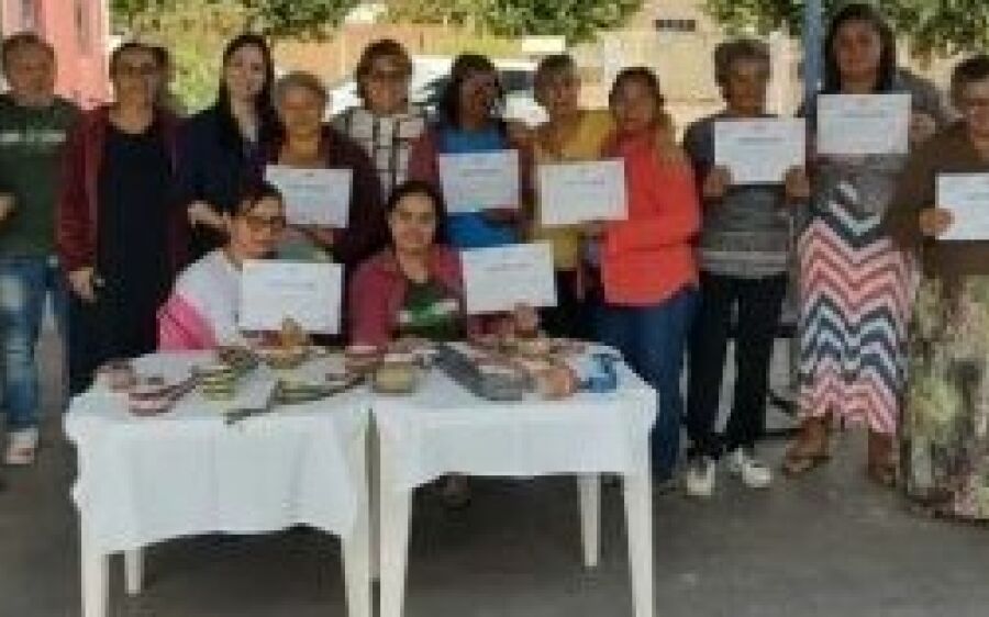 Para incentivar a geração de renda a partir da  cultura local, Sebrae  ministra oficina de faixas pa