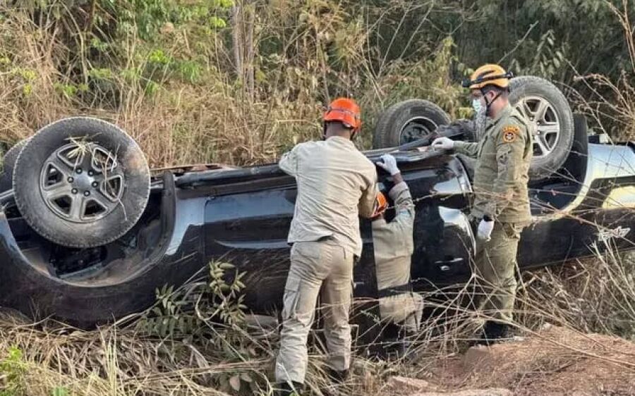 Motorista abandona caminhonete capotada às margens de rodovia, em Coxim