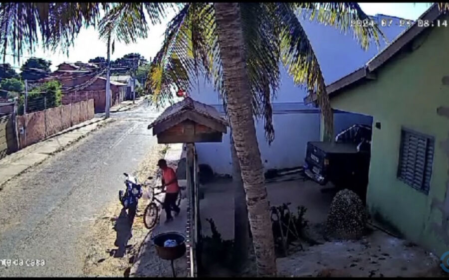 Homem aproveita portão aberto e furta bicicleta no Senhor Divino