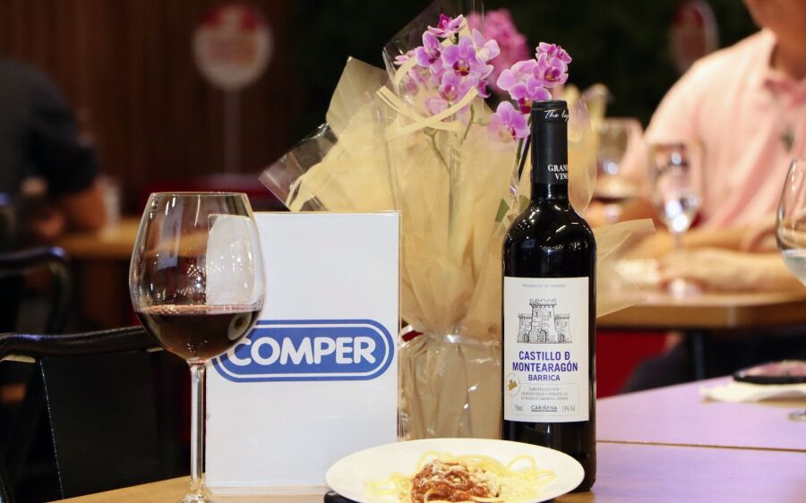 Sommelier Charles Carvalho conduz degustação de vinhos em Campo Grande