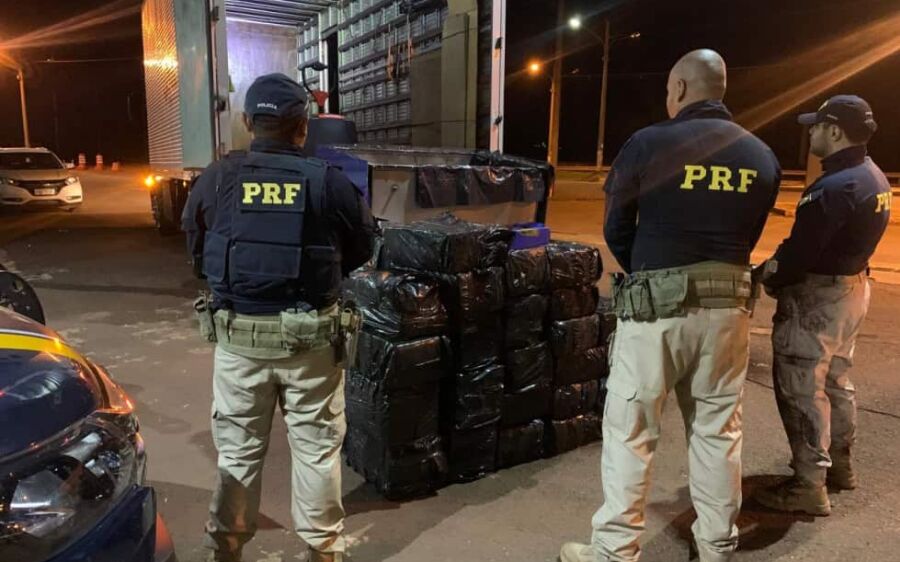 Uma tonelada de maconha é localizada em compartimento oculto na carroceria do caminhão