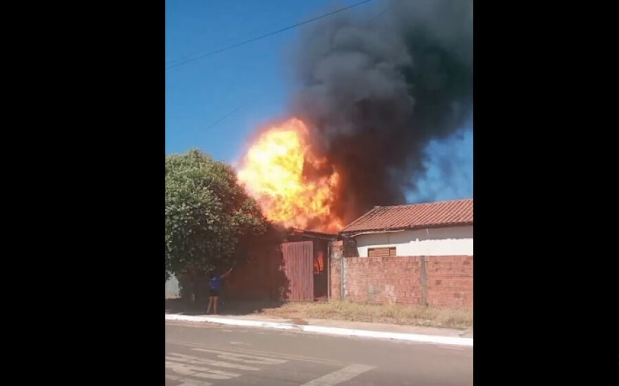 Casa explode ao ser consumida pelo fogo em Sonora
