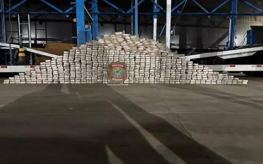 PF apreende mais de 600 kg de cocaína escondida em assoalho de caminhão cegonha