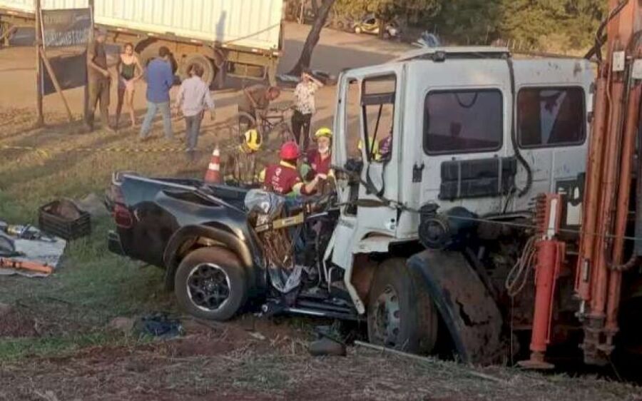 Acidente entre caminhão, carreta e caminhonete deixa dois mortos e quatro feridos na BR-163, em MS