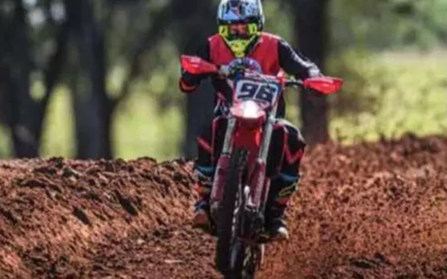 Piloto de motocross é  assassinado em evento por pistoleiro contratado em MS