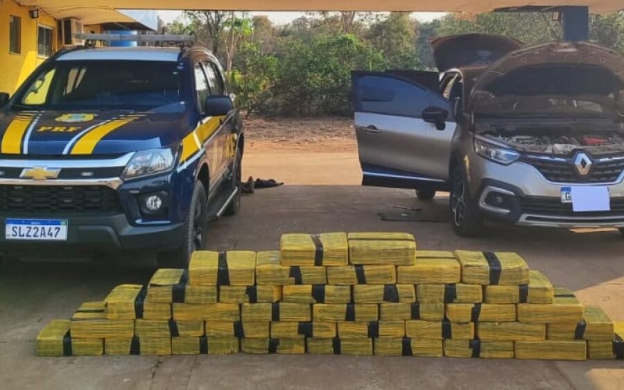 Captur parado às margens da BR-262 transportava 455 quilos de maconha