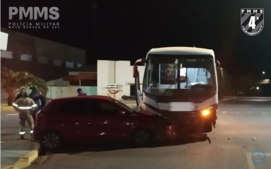 Motorista fica ferido em colisão com ônibus no centro de Costa Rica