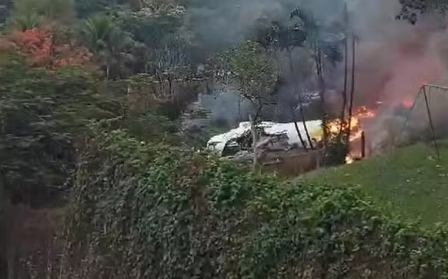 Avião de passageiros cai em Vinhedo, no interior de SP