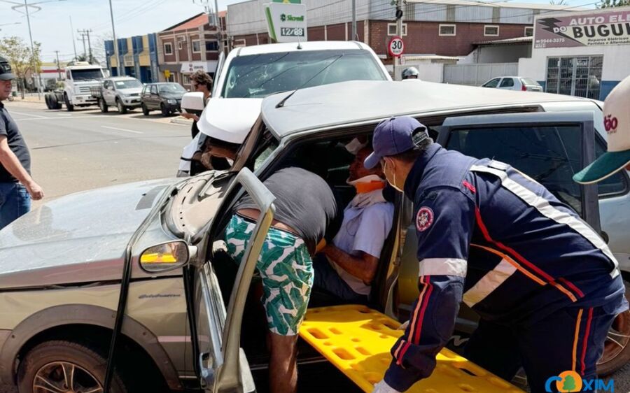 Idoso fica ferido em colisão entre carro e caminhonete na Avenida Virgínia Ferreira