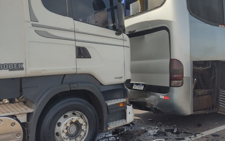 BR-163: Carreta colide em traseira de ônibus do esporte de Coxim, ninguém sai ferido
