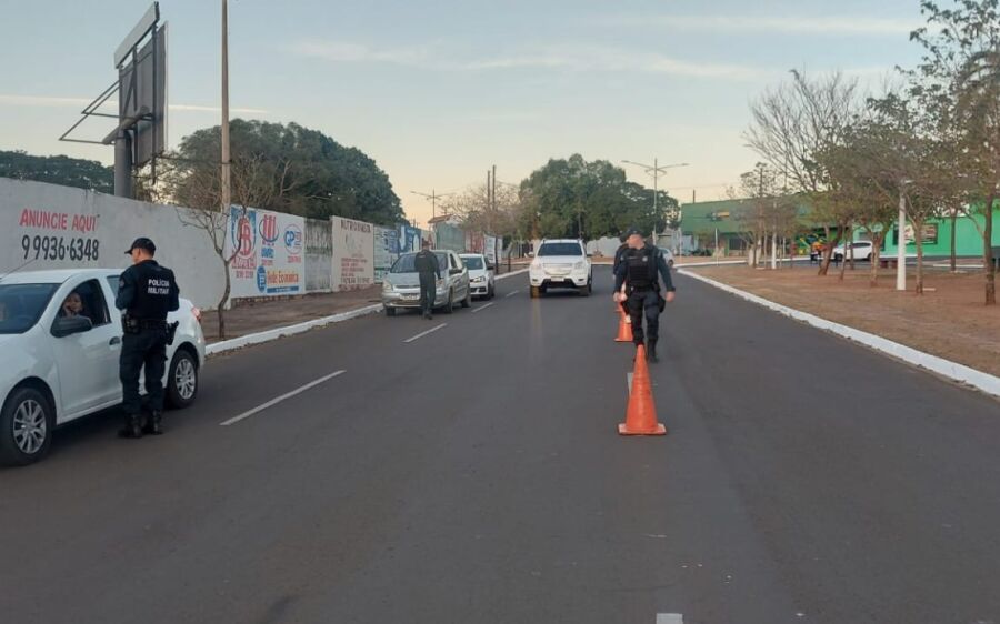 Polícia Militar realiza blitz e reforça segurança no trânsito em Coxim