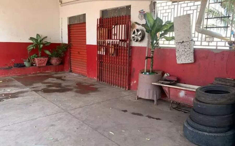 Vendedor ambulante é baleado na cabeça em borracharia