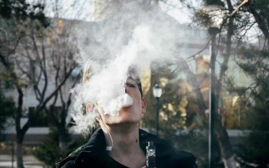 Pesquisa encontra substância semelhante à anfetamina em cigarros eletrônicos no Brasil