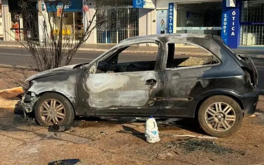 Mulher ateia fogo no carro do ex e sofre queimaduras de segundo grau