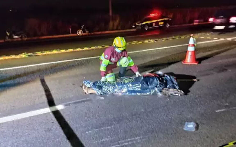Motociclista de 23 anos morre em acidente entre carro e moto na BR-163