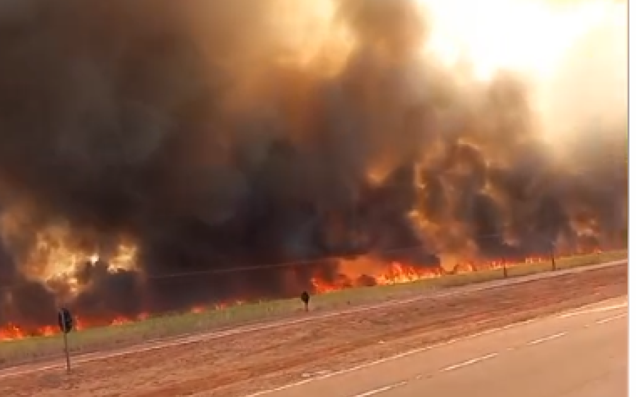 Incêndio de grandes proporções assusta a cidade de Sonora/MS