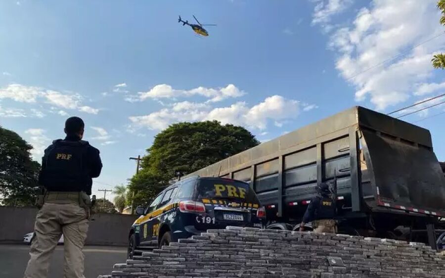 Com apoio aéreo, PRF apreende quase meia tonelada de cocaína