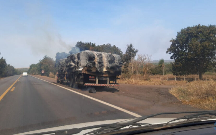 Corpo de Bombeiros é acionado para conter incêndio em carreta na BR-163, em Coxim