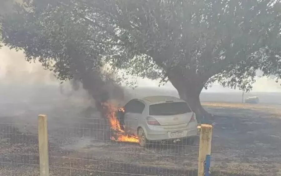 Motoristas se arriscam na BR-163 em meio a fumaça de grande incêndio em canavial da usina Sonora 