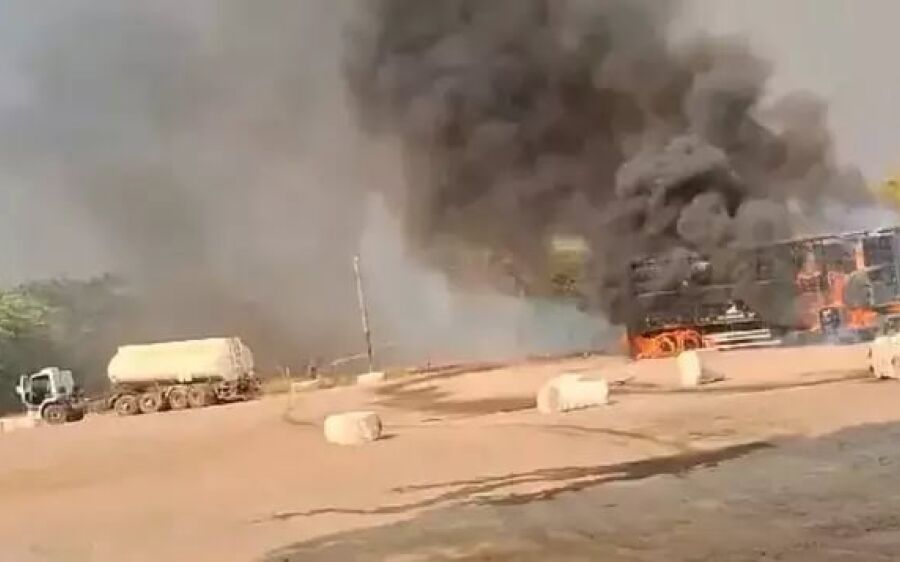 Fogo que iniciou em carreta com algodão na BR-163 segue em combate há três dias