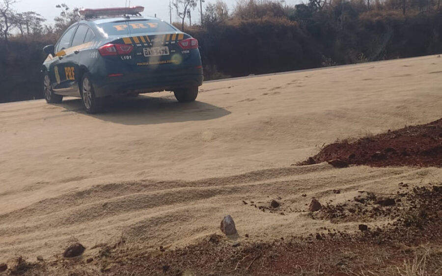 Carreta tomba e tranca outro trecho da BR-163, em São Gabriel
