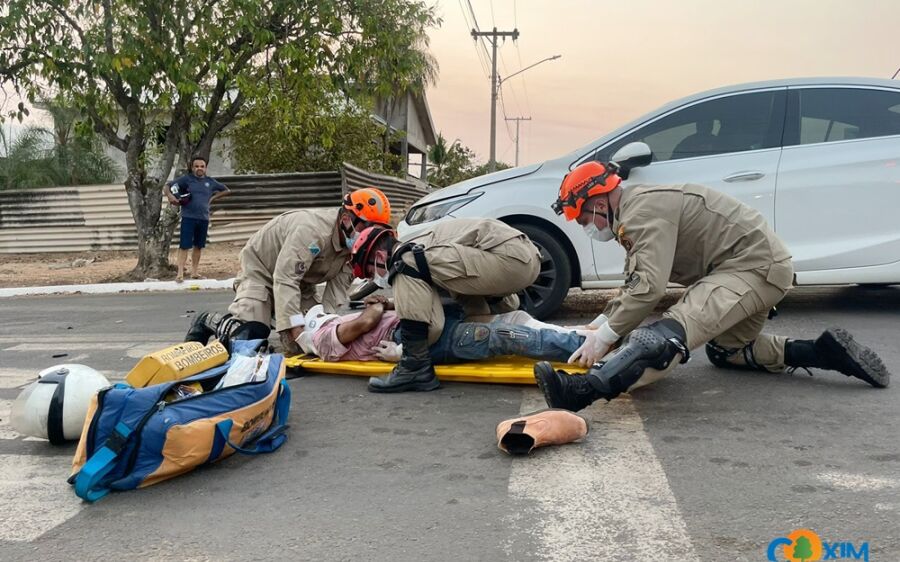 Idoso fica ferido em colisão entre motocicleta e carro no bairro Morada Altos de São Pedro
