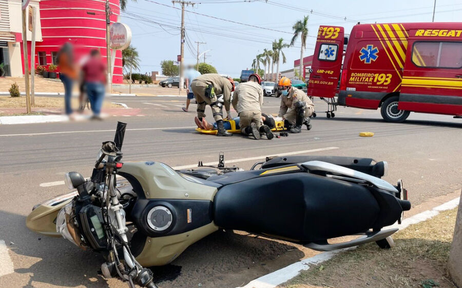 Mulher fica ferida em colisão entre carro e motocicleta na Avenida Virgínia Ferreira