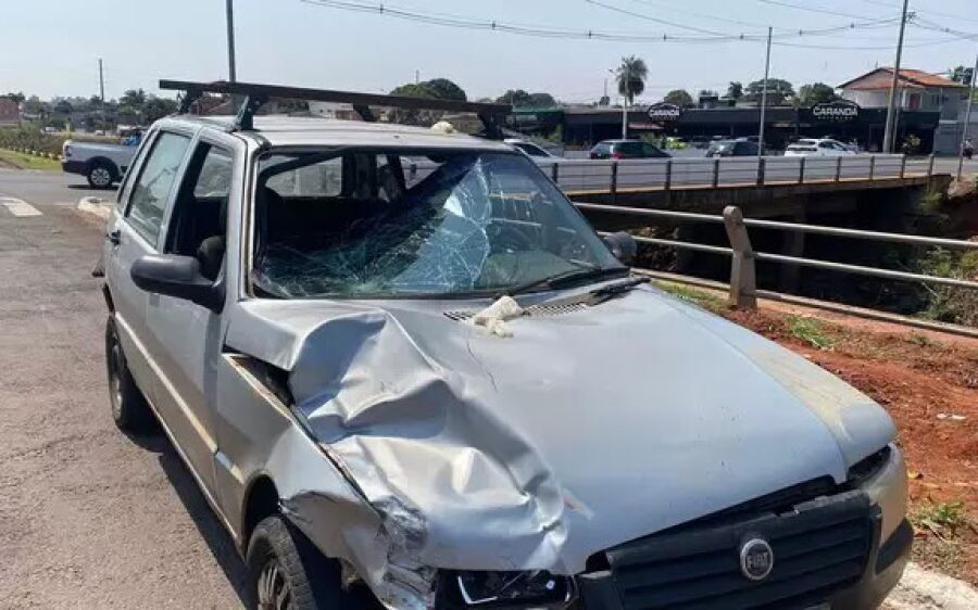 Motociclista é atingido, quebra para-brisas e vai parar dentro de carro