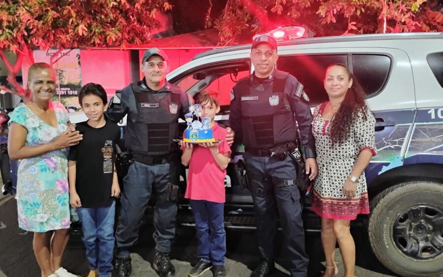 Polícia Militar faz surpresa inesquecível em aniversário de menino de 10 anos em Coxim