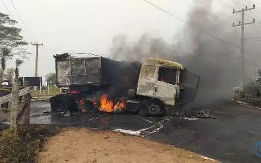Três morrem carbonizados em colisão entre carretas na BR- 060 em Bela Vista