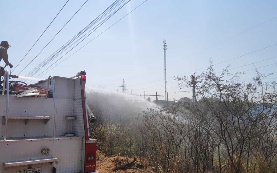 Bombeiros combatem dois incêndios em matas ao longo da BR-163 em São Gabriel do Oeste