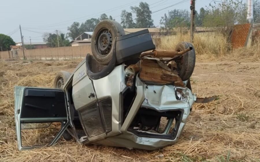 Colisão com carreta faz carro capotar e deixa motorista ferido na BR-163 em Coxim