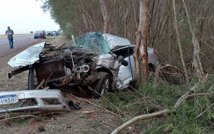 Motorista morre ao bater em carro, sair da pista e atingir árvore na BR-163