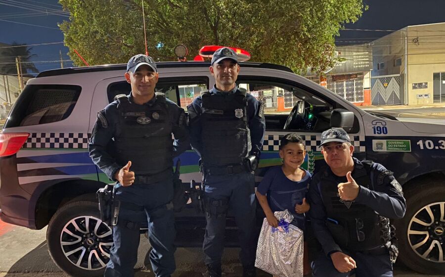 Polícia Militar surpreende fã de 6 anos com presente e passeio em viatura em Coxim