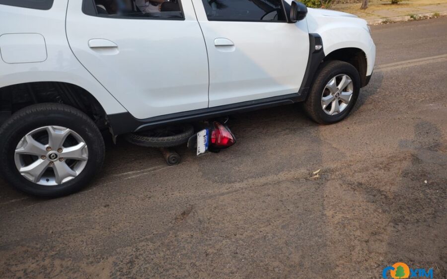 Motociclista fica ferido após colisão com carro em Coxim; motocicleta ficou presa sob o veículo